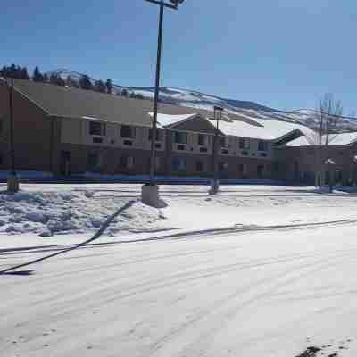 Quality Inn & Suites Hotel Exterior