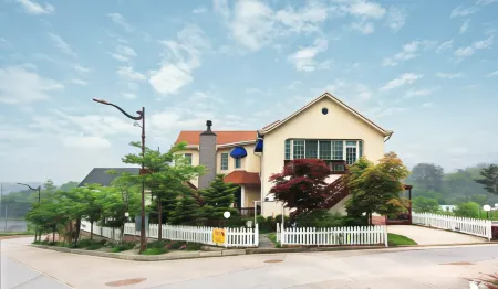 Pyeongchang Daegwallyeong White Tree Pension Отели рядом с достопримечательностью «Daegwallyeong Sheep Farm»