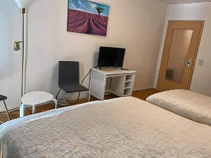 Beste Lage in Rostock: 2-Zimmerwohnung Mit Balkon im 1.OG