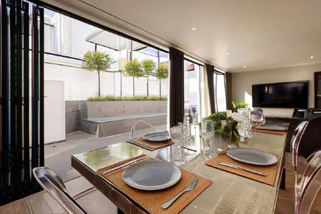 Mint Hotel 84 on Katherine Отели рядом с достопримечательностью «Площадь Нельсона Манделы»