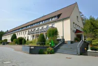 Land- Und Golfhotel Alte Fliegerschule - parking