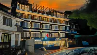 Mount Polaris Suites & Spa Hotels near Pine View Nursery