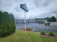 Days Inn by Wyndham Dahlonega University Area - parking