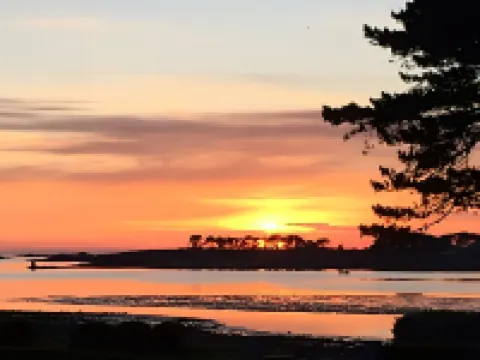 La Maison de l'Aber, at the edge of Aber Wrach, sea view Hoteles en Landéda