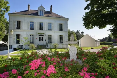 Logis - Hostellerie le Chatel Nangis فنادق في Saint-Ouen-en-Brie