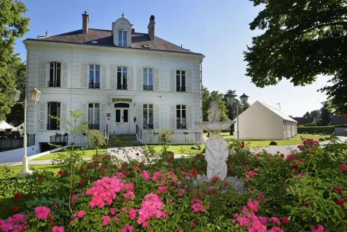 Logis - Hostellerie le Chatel Nangis Hotels in Nangis