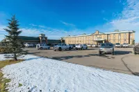 Service Plus Inns and Suites - parking