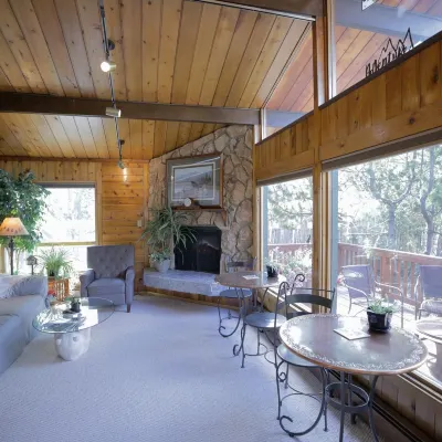 Jewel Lake Bed and Breakfast Hotels near Dimond Center