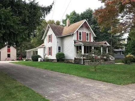 Come stay and relax at the Captain's House in Historic Vermilion Harbor Town. Отели в г. Вермилен