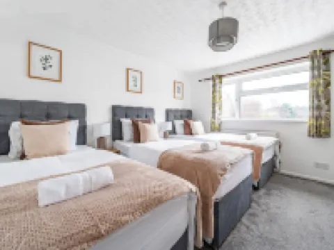 Kingston Road House by Redwood Stays Hotels in Camberley