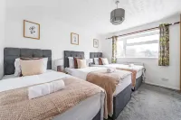 Kingston Road House by Redwood Stays Hotels in Camberley