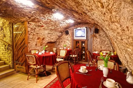 Boutique Hotel Monte Kristo Отели рядом с достопримечательностью «Дом с котами»