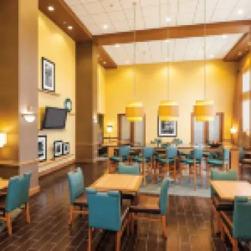 햄프턴 인 & 스위트 체서피크-스퀘어 몰