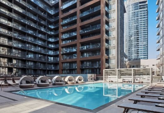 레벨 시애틀 객실 내 주방 및 거실 공간