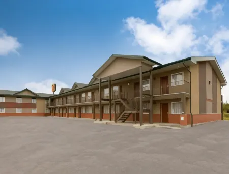 Super 8 by Wyndham Fox Creek Отели в г. Фокс Крик