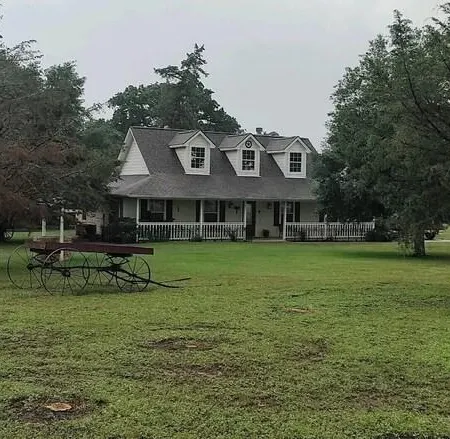 Rustic getaway on 3 acres - Only minutes from TEXS A&M University.