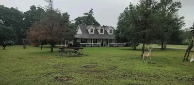 Rustic getaway on 3 acres - Only minutes from TEXS A&M University. 더 텍사스 A&M 유니버시티 시스템 렐리스 캠퍼스 주변 호텔