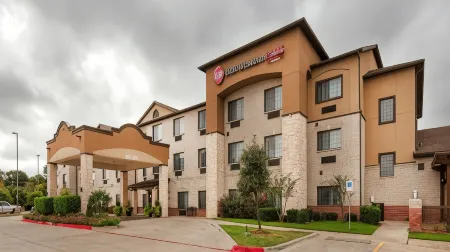 Best Western Plus Mansfield Inn  Suites Отели рядом с достопримечательностью «Харди Альмон Соссер Комплекс»