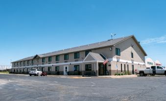 Super 8 by Wyndham Pratt