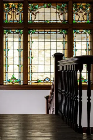 Luxury 2000 sq ft suite in Mini Mansion steps to Locke St. shops & restaurants. Отели рядом с достопримечательностью «McMaster University Centre for Continuing Education»