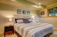 Gorgeous 5 Bedroom Lakefront Property on Eagle Lake--on the Eagle River Chain!