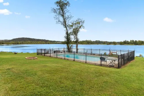 The All Seasons Resort: Pool, Hot Tub,  & Private Dock