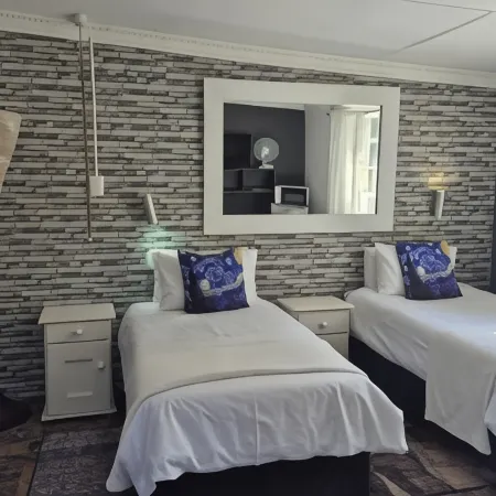 44 on Ennis Guest Lodge and Restaurant -