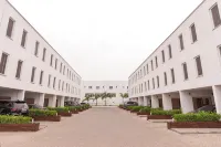Modern 3-bedroom townhome with a pool, AC and Wi-Fi in vibrant East Legon - บังกะโล