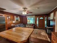 Rustic Red Cabin on Kerr Lake - Homestays