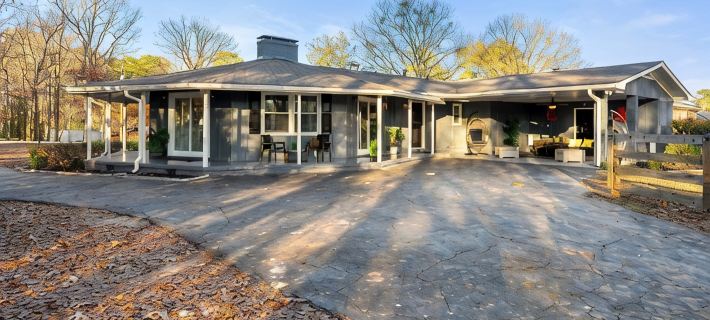 Serenity Spot- Charming 3-bedroom house 20 minutes from the Airport. Hotels in Fayette County