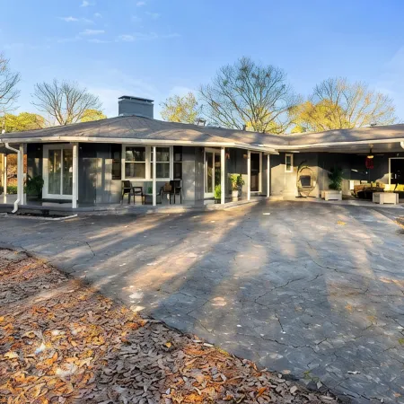 Serenity Spot- Charming 3-bedroom house 20 minutes from the Airport.