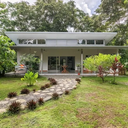 Complete house in the privacy of a spacious tropical setting