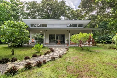 Complete house in the privacy of a spacious tropical setting - 3-Star