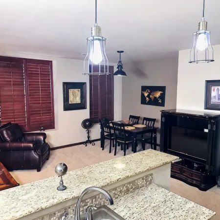 Cozy upstairs apartment in lovely Altus with downtown view, AC, WiFi Отели в г. Алтус