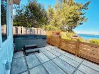 Seaside Haven Oceanfront Suite - Private Hot Tub
