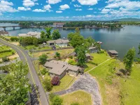 Spectacular House on Lake Hamilton