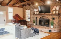 Couples Getaway - Guesthouse/ In-Law Suite with Jacuzzi/Sauna/Pool - 3-Star