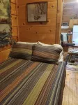 Peaceful Treasure 2-bedroom Riverfront Cabin in Franklin NC