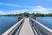 Waterfront 2-bdrm townhome with WiFi, AC, walking distance to EGAD food & shops