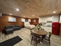 Peaceful log cabin on a back gravel road with private deck and amenities of home - Hytter