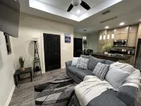 Quiet 2BR Retreat -Fenced yard -Modern Duplex - ห้องครัว