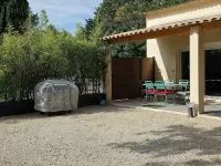 Gîte à la Campagne Dans un Parc Arboré Avec Piscine Hotels in Noves