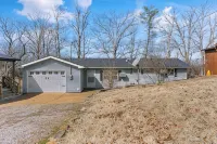 Waterfront 4-Bedroom Pet Friendly Lake House w/ dock for boat, fishing, swimming - Homestays