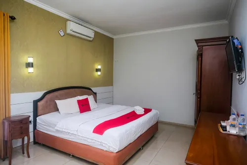 RedDoorz Plus near Adisucipto Airport 2 - Guest houses