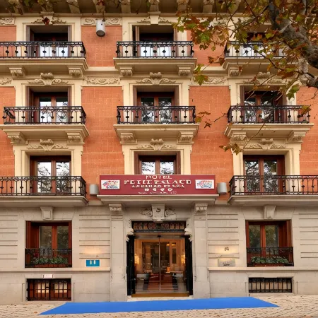 Petit Palace Lealtad Plaza Отели рядом с достопримечательностью «Бульвар Пасео-дель-Прадо»