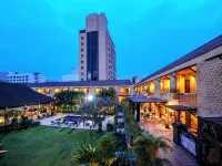 Holiday Garden Hotel & Resort Hotels near Tong Tem Toh