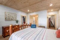 Newly Renovated  5Br 3BA Cabin with Amazing Mountain Sunset Views