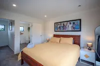Spacious Coastal Bach | Hot Tub| Pizza Oven | Perfect for Families & Groups - 무료 와이파이