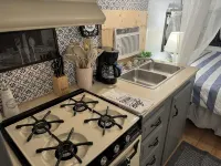 Vintage Vibes: Quaint Camper Escape - Homestays