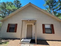 Southern Charm Sardis cabin 2-bedrooms with A/C, WiFi, and satellite TV - Chalets